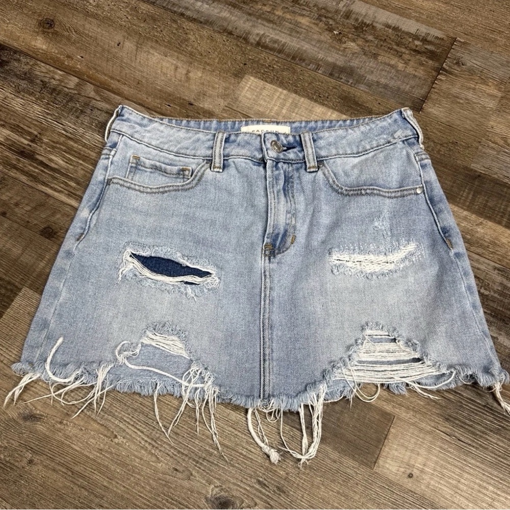PacSun Light Wash Distressed Denim Mini Skirt Size 26 Raw Hem Festival Y2K